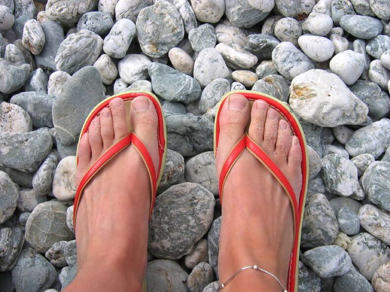 marcher avec des chaussures sur la plage pour éviter les champignons