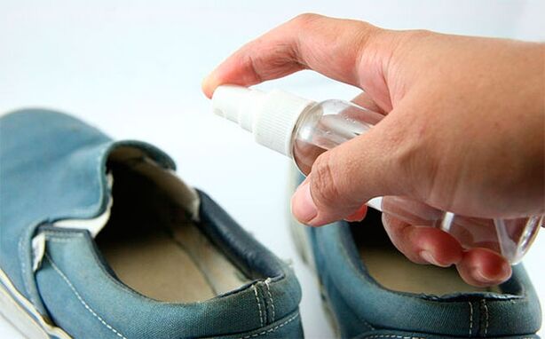 Pendant le traitement du champignon, il est nécessaire de traiter les chaussures avec une solution spéciale. 