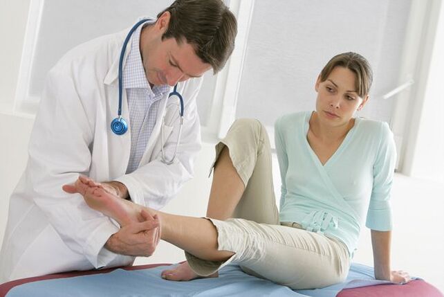 Si vous soupçonnez une mycose des ongles des pieds, vous devez être examiné par un médecin. 