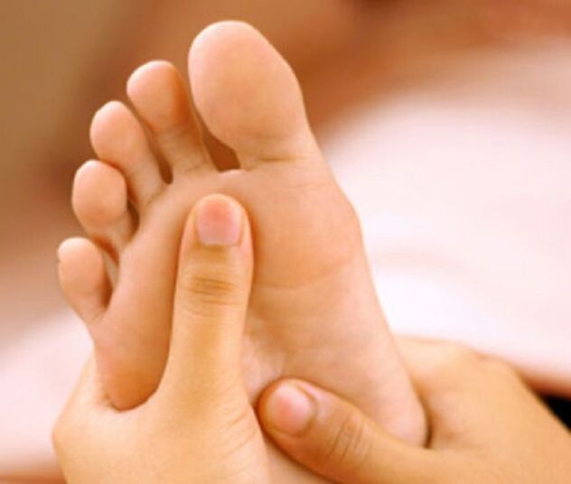 Une infection fongique se manifeste principalement par une desquamation de la peau des pieds et des démangeaisons. 