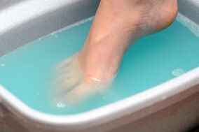 Bains avec du vinaigre de cidre de pomme pour le traitement des champignons sur les jambes