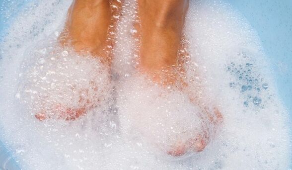 bains avec du savon à lessive pour traiter les champignons sur les ongles des pieds