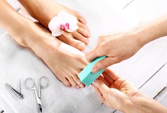 étapes du traitement des champignons sur les ongles des pieds